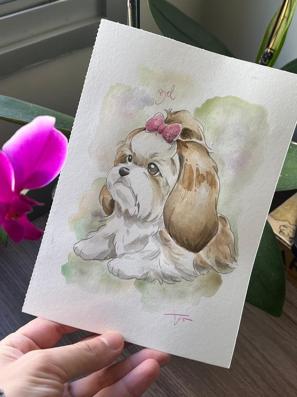 Fotografia de uma aquarela de um casal em frente a uma janela com flores.