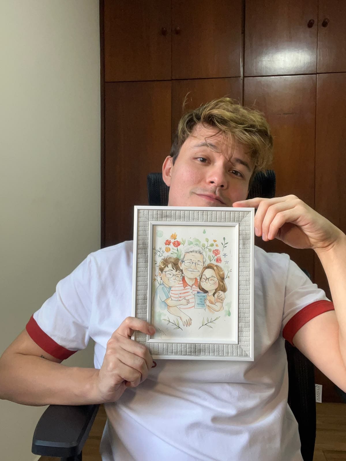Yuto segurando uma aquarela emoldurada